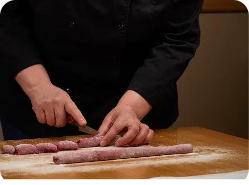Découpe de pâte fraîche dans la cuisine d’Antica Trattoria.