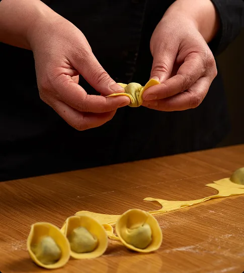 Des tortellini frais sont pliés à la main.