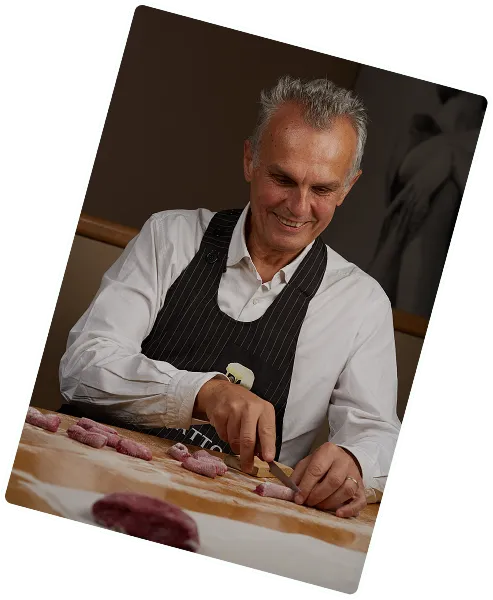 Un cuisinier façonne des pâtes fraîches à la main.